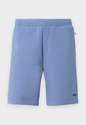 Ανοιχτό μπλε ανδρικό σορτς μέχρι το γόνατο με ευθεία γραμμή, ελαστική μέση, πλαϊνές τσέπες και μικρό μαύρο λογότυπο "BOSS" κοντά στο τελείωμα.