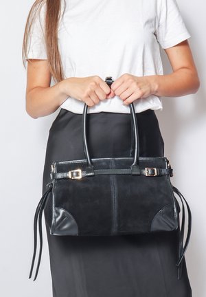 Zwarte handtas van suede en leer, gestructureerd design, dubbele handgrepen, goudkleurige hardware en gedetailleerde stiksels.