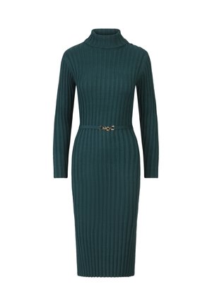 Strikket teal kjole med høj turtleneck, lange ærmer og ribbet tekstur. Har et slankt bælte med guldfarvet hardware i taljen.