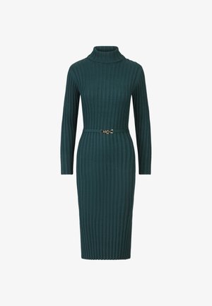 Gebreide teal jurk met een hoge col, lange mouwen en ribbeltextuur. Heeft een slanke riem met gouden hardware in de taille.