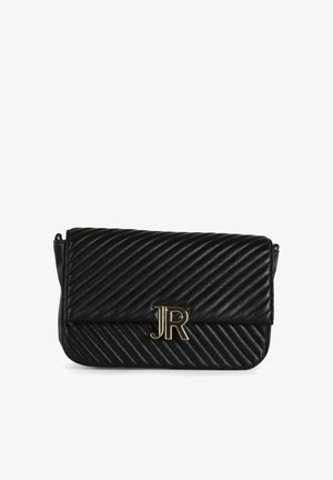 Borsa nera trapuntata in ecopelle, con un logo dorato "JR" sullapatta frontale e una forma rettangolare strutturata.