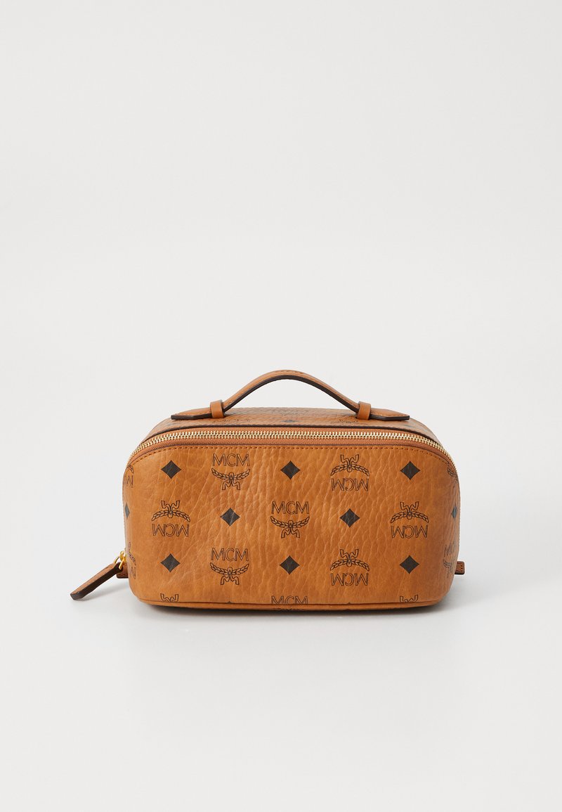 Tasche aus braunem Leder mit strukturiertem Finish, verziert mit schwarzen Diamant- und Logo-Mustern, einem goldenen Reißverschluss und einem oberen Griff zum Tragen.