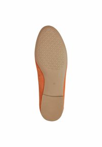 Oranje suède platte schoen met een rubberen zool. De zool is beige met een gestructureerd patroon en heeft de maat "37" erop gestempeld.