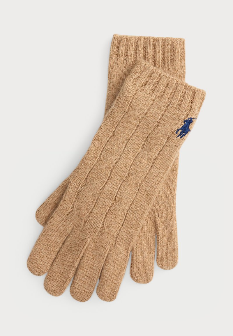 Strikkede tan ullhansker med ribbestrikkede mansjetter, med et kabelstrikk mønster og en liten blå brodert logo på håndleddsområdet.