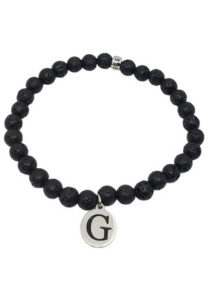 Bracelet en perles de pierre de lave noire avec des perles lettres argentées formant "ES" et un pendentif circulaire en argent gravé de la lettre "G".