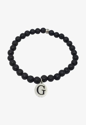 Bracelet en perles de pierre de lave noire avec des perles lettres argentées formant "ES" et un pendentif circulaire en argent gravé de la lettre "G".