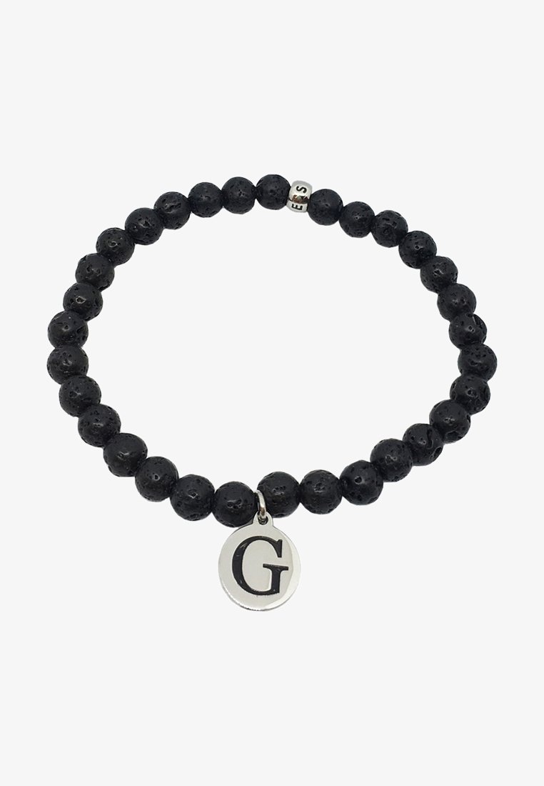 Bracelet en perles de pierre de lave noire avec des perles lettres argentées formant "ES" et un pendentif circulaire en argent gravé de la lettre "G".