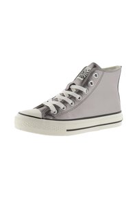 Zapatillas altas de cuero gris metálico con cordones blancos, puntera de goma y suela con rayas negras. Ojetes plateados y detalle del logo.