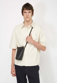 ECCO LEATHER GOODS Axelremsväska - black