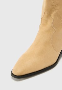 RAID VAANYA - Botas camperas - nude
