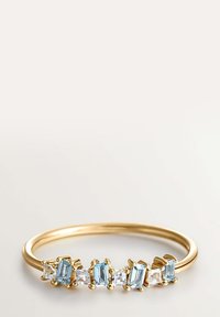 Anillo de oro con cinco piedras rectangulares alternadas de azul claro y transparente, montadas en una banda lisa con acabado pulido.