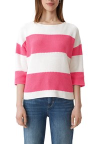 Roze en witte gestreepte gebreide trui met driekwartmouwen en een brede halslijn, met een gestructureerde weefstijl en een ribbelzoom.
