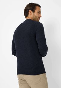 Granatowy sweter z teksturowanym prążkowanym wzorem na ramionach i mankietach, z gładką częścią ciała i klasycznym okrągłym dekoltem.