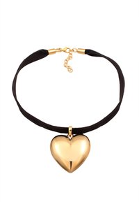 Goldfarbener Herzanhänger an einem schwarzen Samthalsband mit einem Karabinerverschluss und einer verstellbaren Kette. Glatte, reflektierende Oberfläche mit glänzendem Finish.