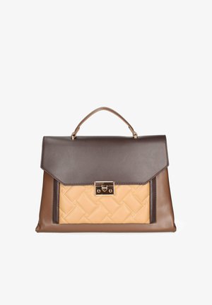 Bruine en beige leren handtas met bovenrand, voorpaneel met ruitpatroon en sluiting met goudkleurige rechthoekige gesp.