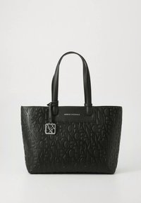 Mustast kunstnahast käekott, millel on reljeefne logomuster, kaks tugevat sangad ja hõbedane logo ripats. Ristkülikukujuline, tekstureeritud pind.