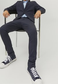 Jack & Jones Junior JPRSOLAR TROUSER - Kostymbyxor - dark navy