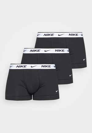 Must-naha musta puuvillast boxerite komplekt, mis sisaldab kolme paari. Igaühel on valge elastne vöökoht, millel on "NIKE" tekst ja logo aktsendid.