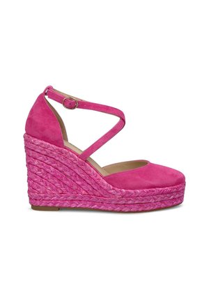 Roze suède wedge schoen met kruislings enkelbandjes en een geweven jute basis met een gestructureerd patroon. Ronde neus en gemiddelde hoogte.