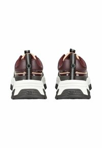 Zapatillas deportivas burdeos y blancas con parte superior texturizada, suela de goma, tirador trasero y costuras detalladas. Los acentos incluyen secciones transparentes.