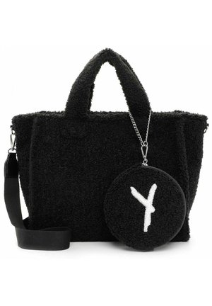 Bolsa tote negra con textura, dos asas cortas, una correa de hombro desmontable y un monedero redondo sujeto con una cadena plateada.