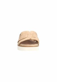 Sandalen van lichtbeige suede met een open teen en gekruiste banden. Witte rubberen zool met natuurlijke kleuraccenten.