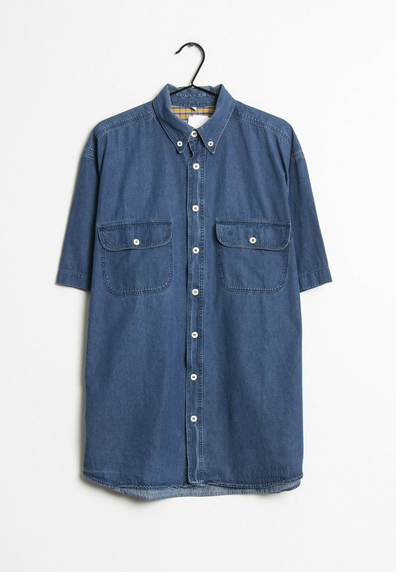 Camicia di jeans a maniche corte di colore blu scuro, con due tasche sul petto, chiusura frontale con bottoni e orlo arrotondato. Tessuto testurizzato con cuciture evidenti.