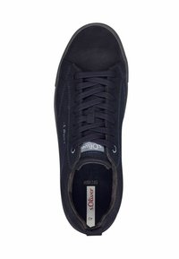 Baskets en suède bleu marine avec un bout rond, un laçage et une semelle contrastée. Dotées d'un intérieur doux et d'un logo sur la languette.