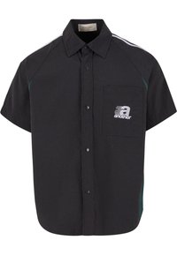Camisa negra de manga corta con botones y bolsillo en el pecho, con detalles en blanco y verde y el logo "another" impreso en blanco.