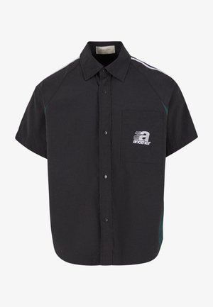 Must mustan lühikeste varrukatega nööpidega särk rinnataskuga, millel on valged ja rohelised aktsendid ning valgete tähtedega trükitud logo "another".