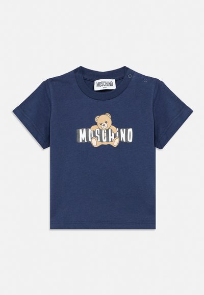 Μπλε ναυτικό μωρουδιακό T-shirt με γραφικό αρκουδάκι και κείμενο "Moschino" στο στήθος, με κουμπιά στον ώμο.
