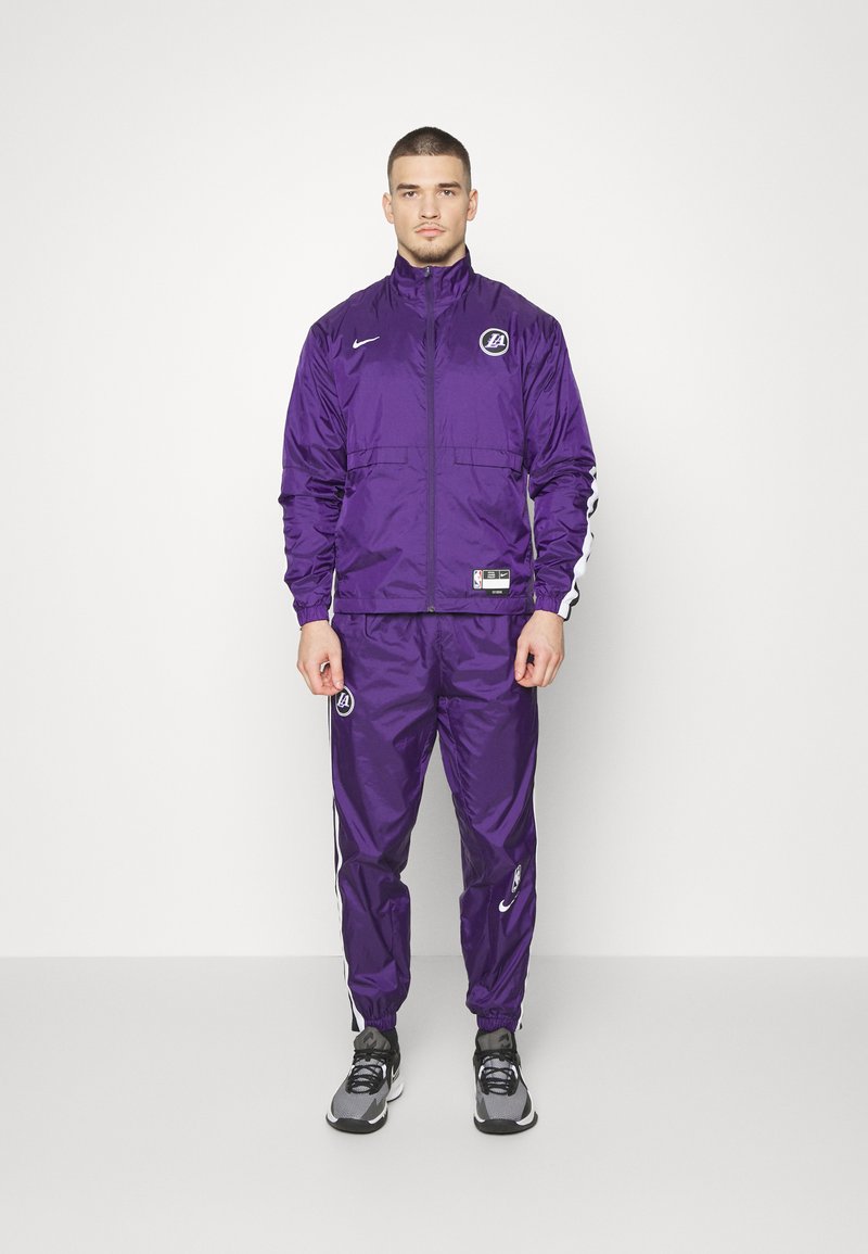 Nike Performance - NBA LOS ANGELES LAKERS CITY EDITION TRACKSUIT SET - Klupska odjeća - dark purple, Povećaj