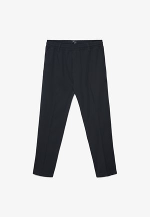 Pantaloni neri slim fit realizzati in tessuto leggero con vita elasticizzata e pieghe laterali, caratterizzati da una texture liscia e gambe dritte.
