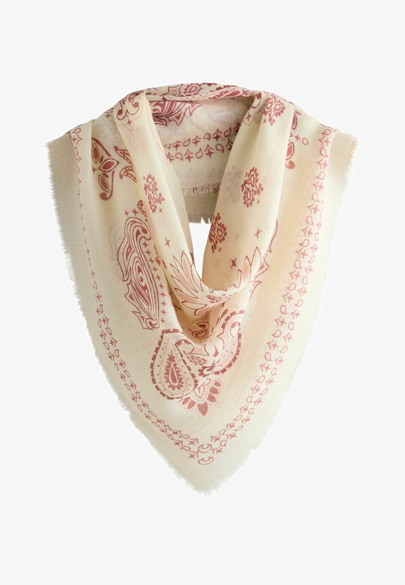 Kreminės spalvos skara su raudonais paisley ir gėlių raštais, lengvos medžiagos ir suskilinėjusiais kraštais, sulankstyta trikampio formos drapiruote.