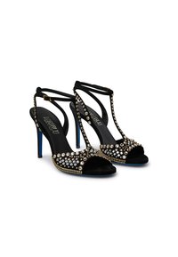 Sandali con tacco alto in suede nero, caratterizzati da intricate decorazioni con strass, design open toe e cinture alla caviglia regolabili con accenti dorati.
