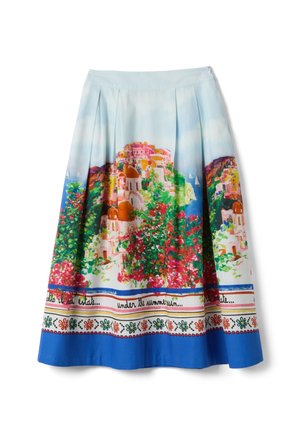 Gonna plissettata con stampa vivace di villaggio costiero, fiori colorati, mare blu, barche a vela e bordo decorativo floreale e testuale vicino all'orlo.