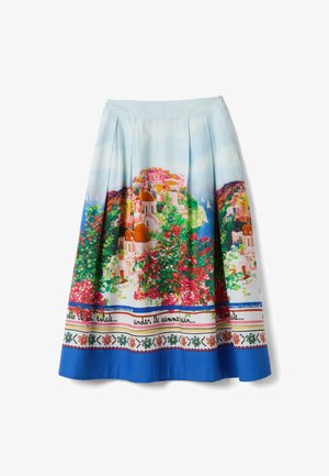 Falda plisada con estampado vibrante de un pueblo costero, flores coloridas, mar azul, veleros y borde decorativo floral y de texto cerca del dobladillo.