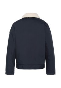 Granatowa kurtka bomberka z kołnierzem z baranka, z krótkim fasonem i długimi rękawami. Gładka faktura i elastyczny dół.