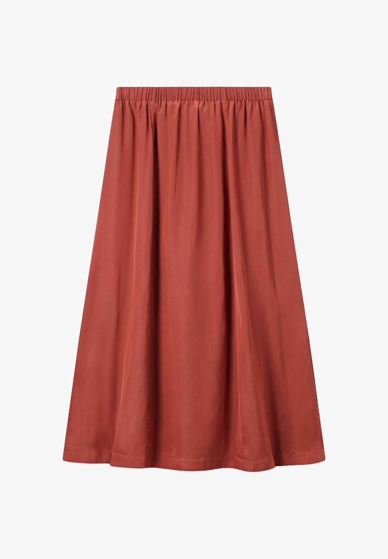 Jupe midi couleur rouille, confectionnée dans un tissu lisse, dotée d'une taille élastique et d'un design fluide avec des plis et un ourlet soigné.