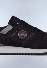 Sneaker in suede nero con suola in gomma, dotate di accenti in tessuto grigio, dettagli cuciti e un patch logo circolare sul lato.