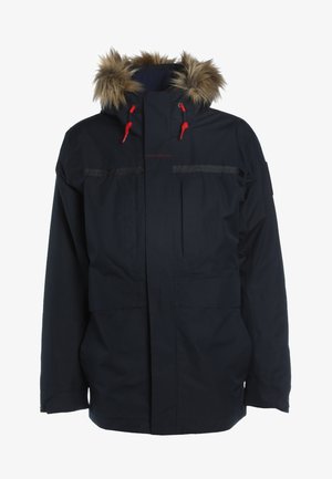 Nawodniony parka w kolorze granatowym z kapturem wyłożonym sztucznym futrem, czerwonymi akcentami, dwoma przednimi kieszeniami i regulowanymi mankietami. Posiada zamek błyskawiczny i zatrzask.