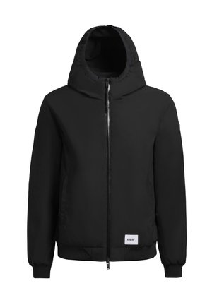 Chaqueta con capucha negra de textura suave, cierre frontal de cremallera y puños y dobladillo acanalados. Presenta una etiqueta de logo blanca cerca de la parte inferior.