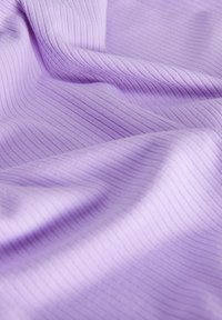 Ljuslila tyg med fina vertikala ränder, slät textur och mjukt fall, som visar en l ätt och flexibel design.