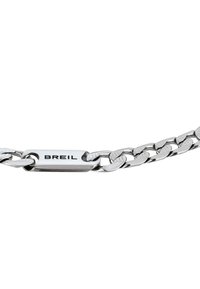 Pulsera de cadena de metal en tono plateado con una placa rectangular plana grabada con "BREIL" en letras negras.
