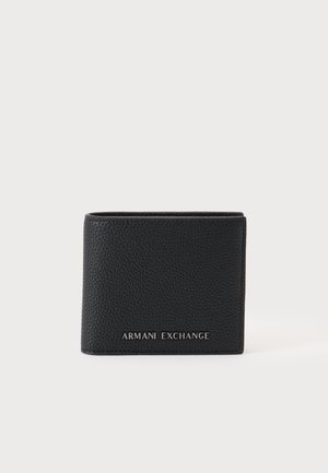 Czarny, fakturowany portfel dwudzielny ze srebrnym logo "Armani Exchange" umieszczonym na środku z przodu na jednolitym białym tle.