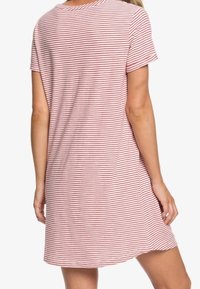 Robe à manches courtes avec un col rond, en tissu doux à rayures horizontales rouges et blanches, arrivant juste au-dessus du genou.