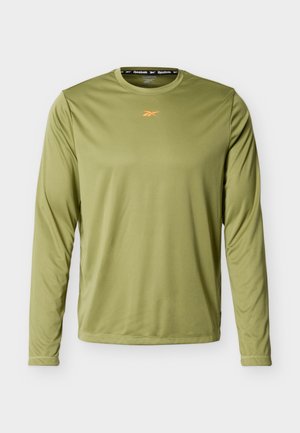 Olivegrünes Reebok Performance-Shirt mit langen Ärmeln, kleinem orangem Logo auf der Brust und gebrandeter Krageninnenseite.