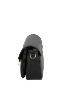 Borsa a mano in pelle nera con forma strutturata, parte superiore arrotondata, dettagli in metallo dorato e texture liscia; presenta un anello in metallo laterale.