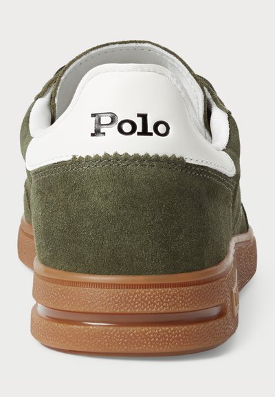 Olivengrønne suedestøvler med såler i brunt gummi. Hvid læderhælkant prydet med "Polo" logo i sort. Tekstureret overflade og syninger.