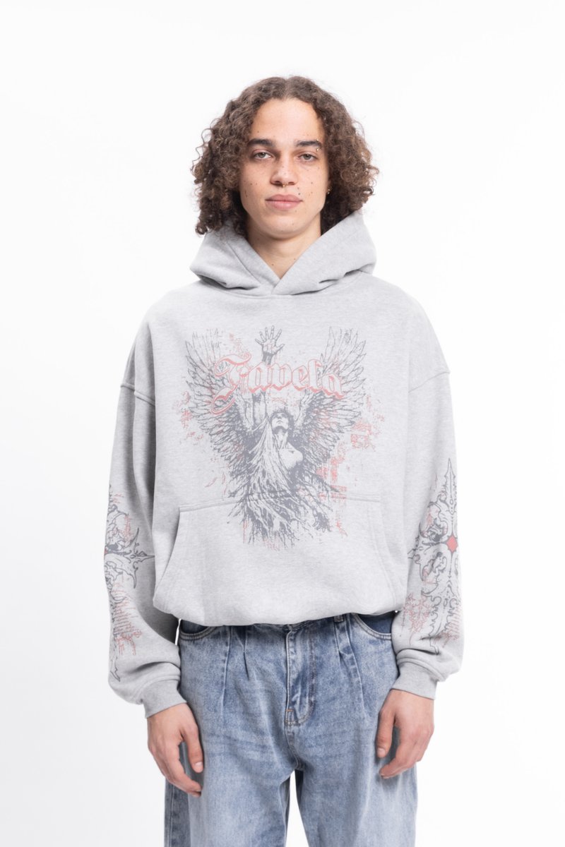 Szara bluzka z kapturem z misternymi, drukowanymi grafikami w czerwieni i czerni, z przednią kieszenią kangurką oraz luźnym krojem i opadającymi ramionami.